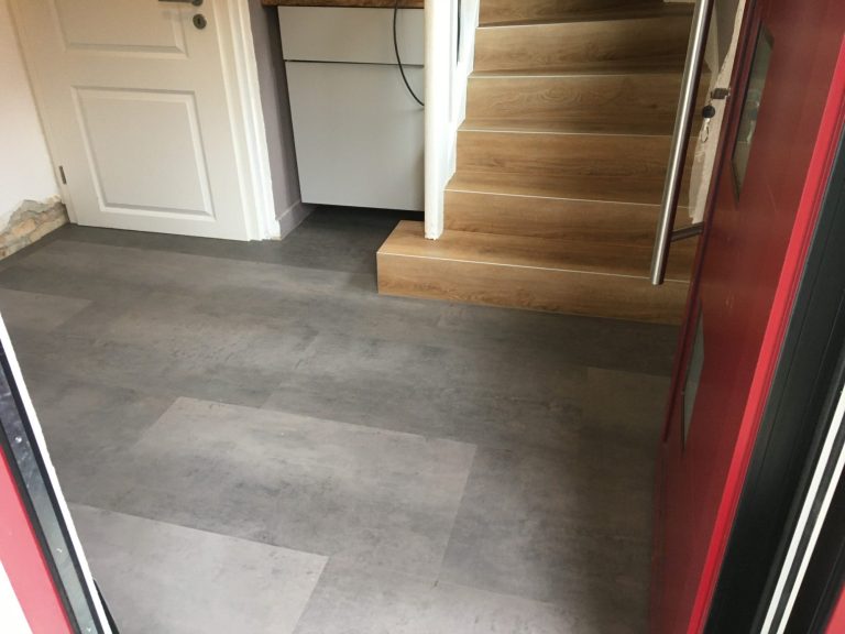 Blick auf einen Flur mit Treppe.
