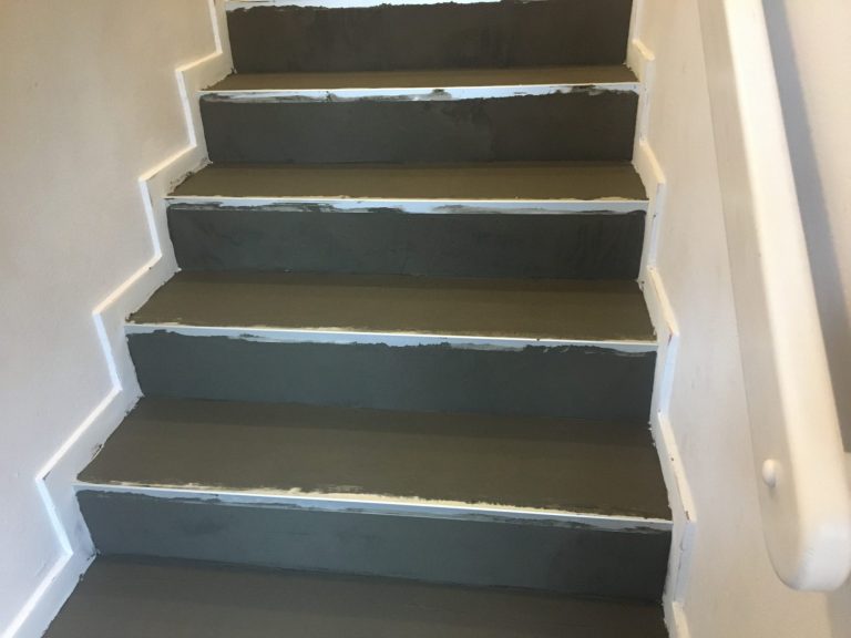Sanierung einer gefliesten Treppe mit Vinylbelag.