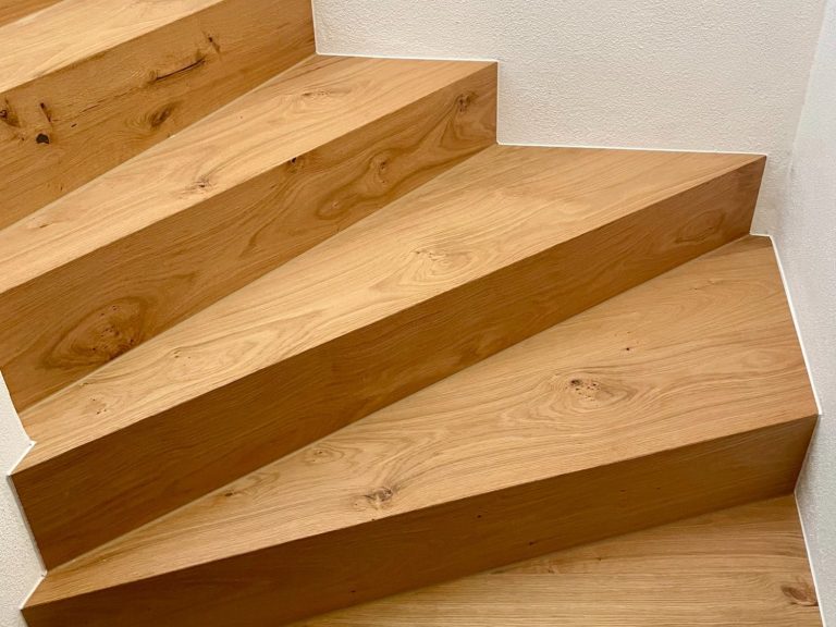 Parketttreppe mit sichtbaren Maserungen und einem klaren, modernen Design.
