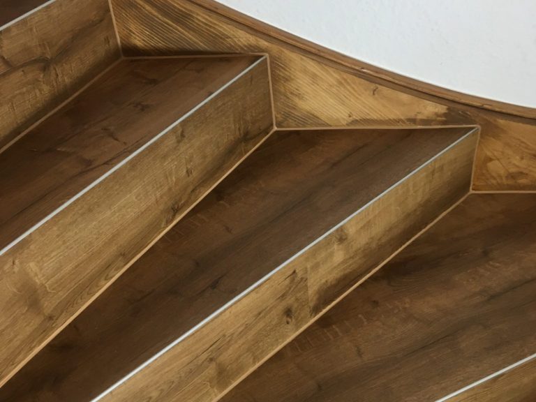 Holztreppe mit Vinylbelag.