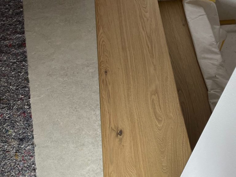 Verlegung einer Fertigparkett Landhausdiele .