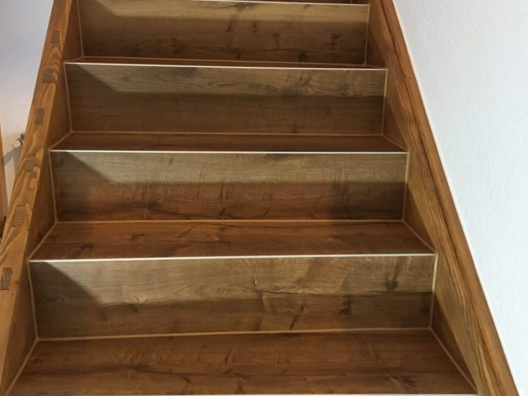 Holztreppe mit mehreren Stufen in hellem, natürlichem Farbton.