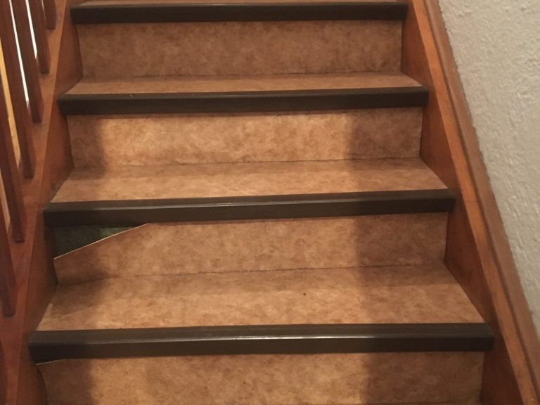 Abgelaufene Holztreppe.