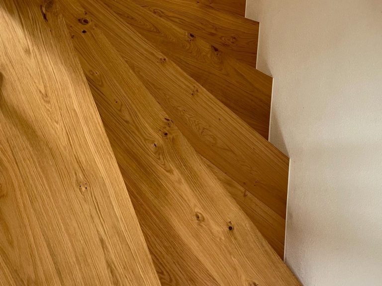 Parketttreppe mit breiten Stufen und natürlicher Maserung, von oben.