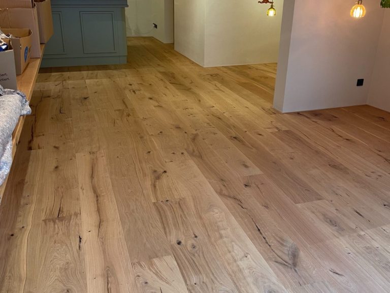 Landhausdielenboden in einem modernen Innenraum mit warmen Farbtönen.