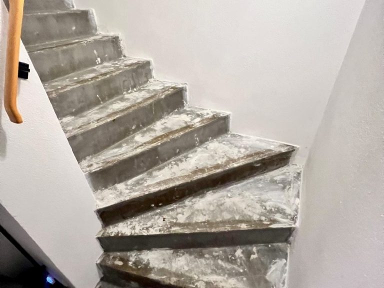 Betontreppe von Oberbelag für Sanierung befreit.