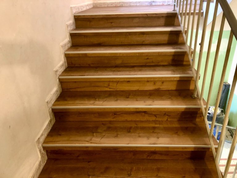 Terrazzotreppe mit hellen Stufen und Geländer.